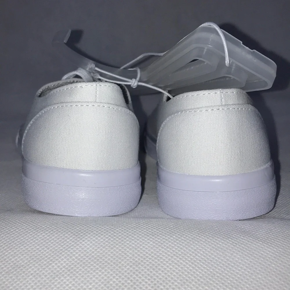 Universal Thread White Sneakers Women's Size 7 Bayla Lace up Shoes Brand New
